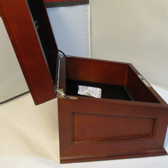 Nice Lift Top Locking Wood Storage Box with Key - Picture 9 of 10